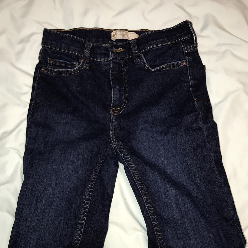 Dark denim jeans with knee hole